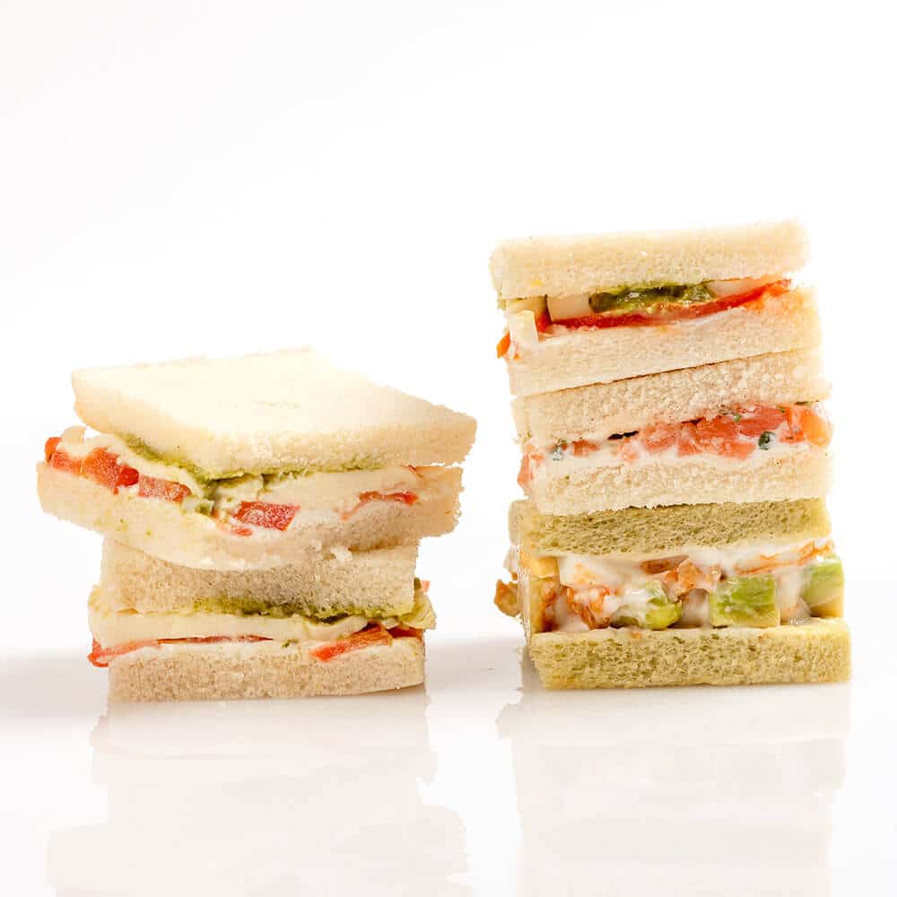 bandeja sandwiches variados con diferentes rellenos pasteleria madrid artesanal salados
