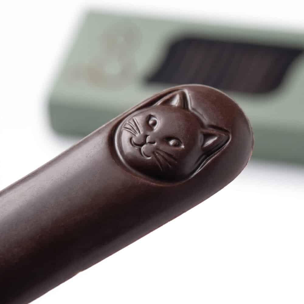 Detalle de lengua de gato chocolate negro la mallorquina chocolatina clásica artesanal
